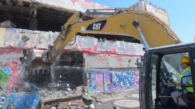 הריסת מתחם הדולפינריום (צילום: אבשלום ששוני)