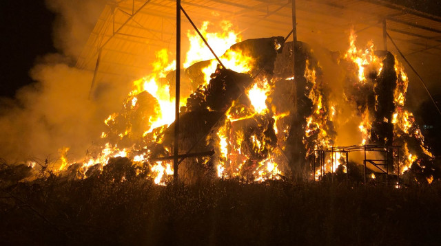 שריפת מתבן בבית הספר כדורי (צילום: דוברות כבאות מחוז צפון)