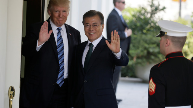 דונלד טראמפ ומון ג'יאה אין (צילום: רויטרס)