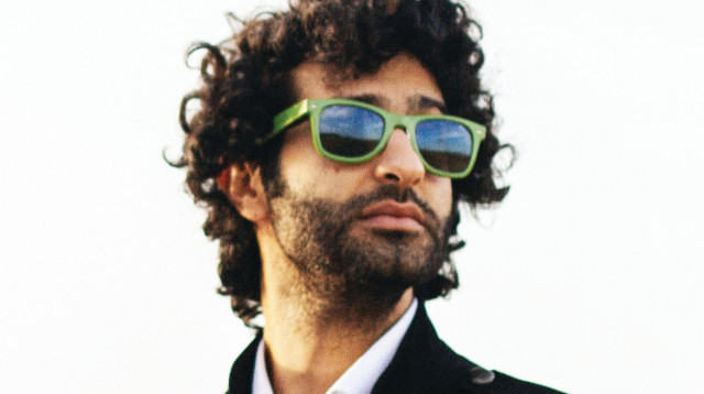 איציק פצצתי (עומר מור) (צילום: אביחי לוי)