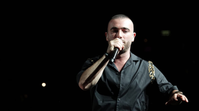 עומר אדם מרים את אצטדיון סמי עופר (צילום: אלדד אלוני)