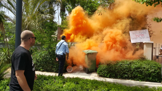 אבוקת עשן סמוך לבית ראש הממשלה בקיסריה (צילום: הפורום הישראלי לשמירה על החופים)