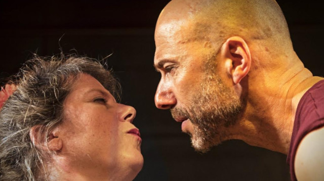 דרור קרן ב"סוס אחד נכנס לבר"  (צילום: ז'ראר אלון)