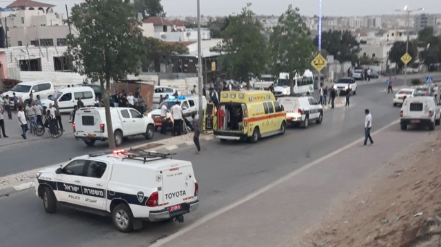 תקיפת שוטרים ברהט (צילום: רשתות חברתיות)