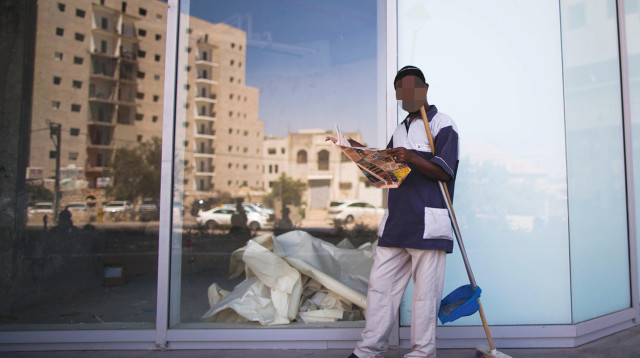 עובד ניקיון (צילום: יונתן זינדל, פלאש 90)