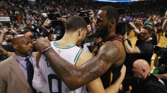 לברון ג'יימס עם ג'ייסון טייטום (צילום: AFP)