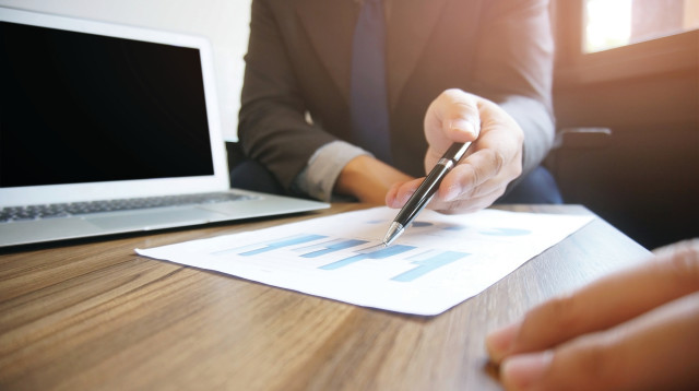 חתימה על חוזה, אילוסטרציה (צילום: אינג אימג')