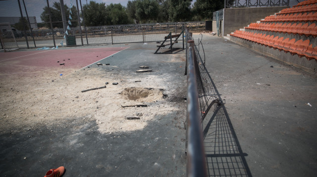 פגיעת רקטה ששוגרה מרצועת עזה בנתיבות (צילום: יונתן זינדל, פלאש 90)