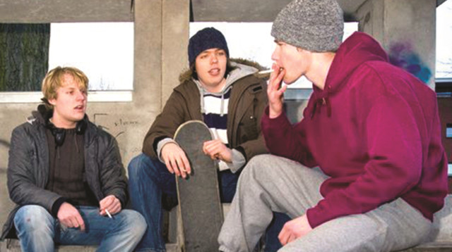 עישון בקרב בני נוער. מתחילים כבר בגיל 12 (צילום: אינג'אימג')