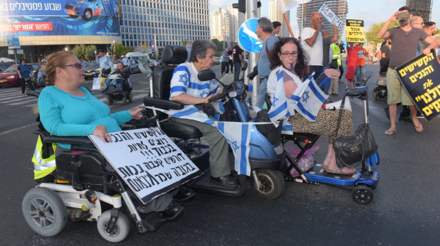 מחאת הנכים סמוך למגדלי עזריאלי (צילום: אבשלום ששוני)