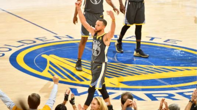 סטף קרי חוגג על קליבלנד (צילום: AFP)