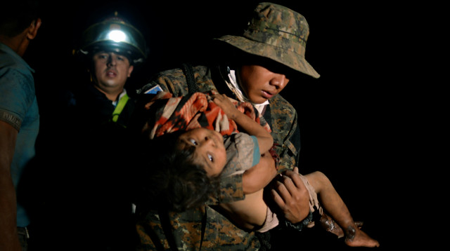 ילד מכוסה באפר וולקני בגואטמלה (צילום: רויטרס)