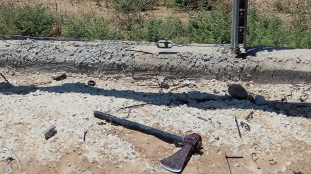 הגרזן שעמו ניסו לחדור המחבלים (צילום: דובר צה"ל)