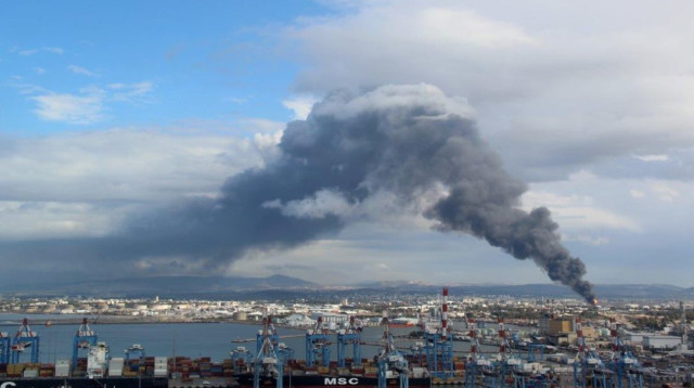 השרפה בבתי הזיקוק (צילום: אילן מלסטר, המשרד להגנת הסביבה)