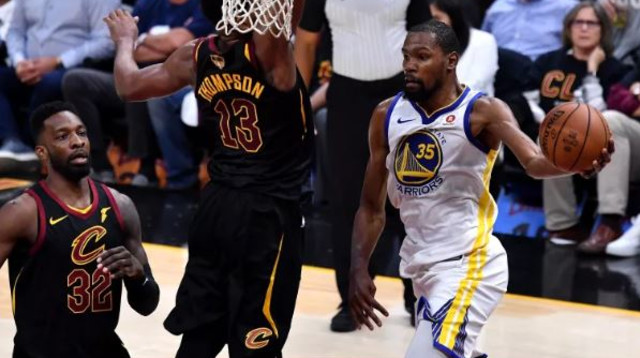 קווין דוראנט חוגג על קליבלנד (צילום: AFP)