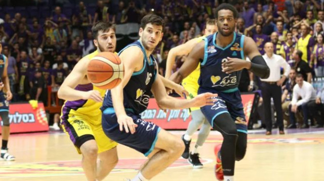 לויד ובורדיון בהגנה על הסל האילתי (צילום: עדי אבישי)