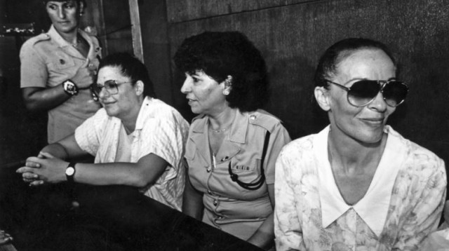 חוה יערי (מימין) ואביבה גרנות בבית המשפט (צילום: ראובן קסטרו)