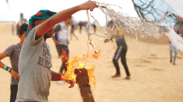 שיגור עפיפון תבערה מרצועת עזה (צילום: AFP)