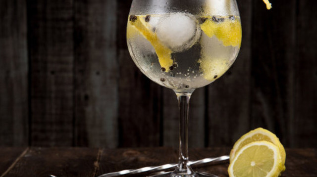 ערבבו לכם דרינק ולכו להתפנן עליו במרפסת (צילום: אינג אימג')