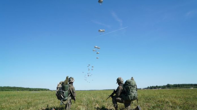 תרגיל של הצנחנים בפולין (צילום: דובר צה"ל)