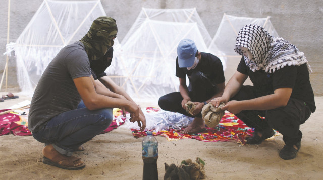 חוליית מפריחי עפיפונים (צילום: רויטרס)