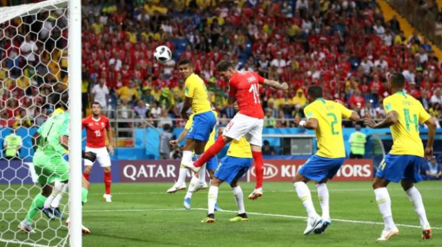 סטיבן זובר נוגח לרשת ברזיל (צילום: Getty images)