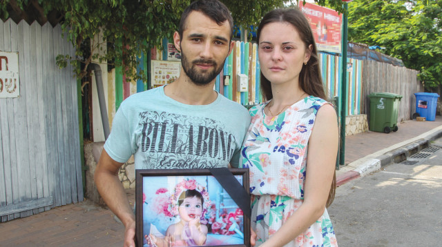 הוריה של יסמין וינטה שנהרגה בגן בפתח תקווה  (צילום: רועי אלימה, פלאש 90)