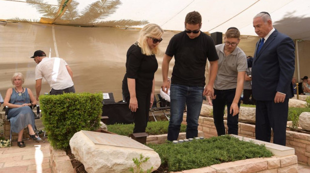 משפחת נתניהו באזכרת יוני נתניהו (צילום: עמוס בן גרשום, לע"מ)