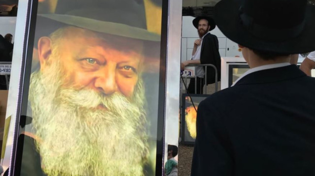 חסיד של חב"ד בתל אביב  (צילום: אבשלום ששוני)