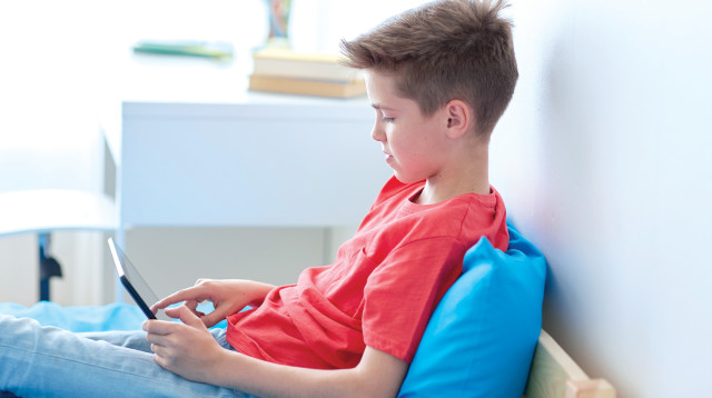 ילד משחק בטאבלט, אילוסטרציה (צילום: אינג אימג')