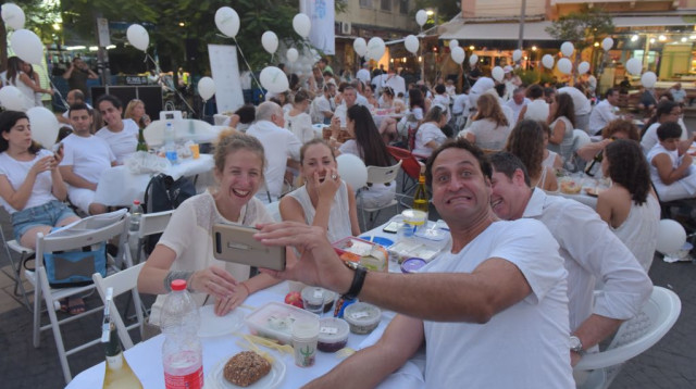 מתכוננים לילה הלבן בתל אביב (צילום: אבשלום ששוני)