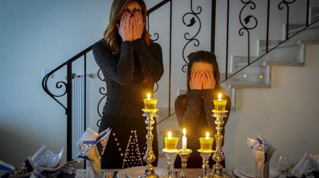 הדלקת נרות  (צילום: מנדי הכטמן, פלאש 90)