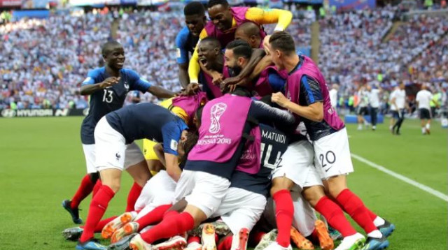 נבחרת צרפת חוגגת (צילום: Getty images)