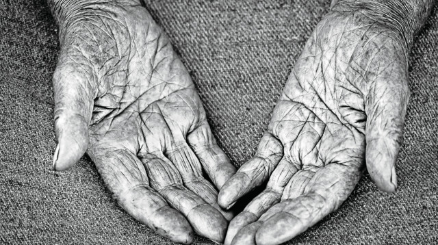 זקנה  (צילום: אינגאימג')