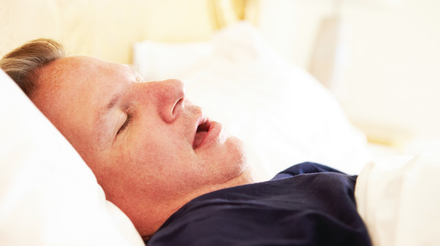 גבר נוחר, אילוסטרציה (צילום: אינג אימג')