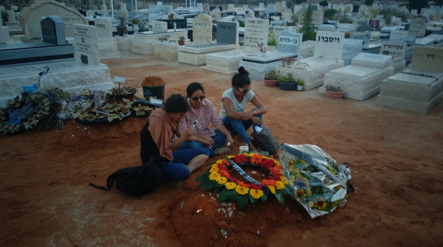 הבנות של אופירה חיים על קברה  (צילום: משה כהן)