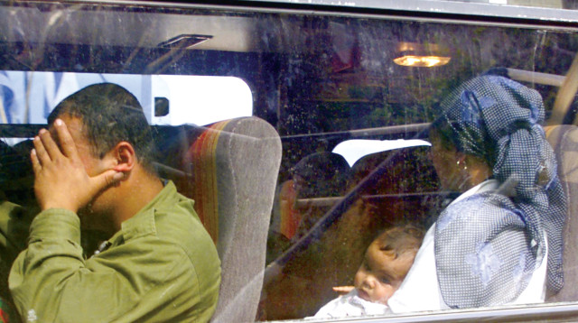 אנשי צד"ל ומשפחותיהם מפונים לישראל לאחר הנסיגה בשנת 2000 (צילום: רויטרס)