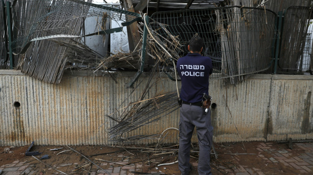 נפילת רקטה בשדרות (צילום: AFP)