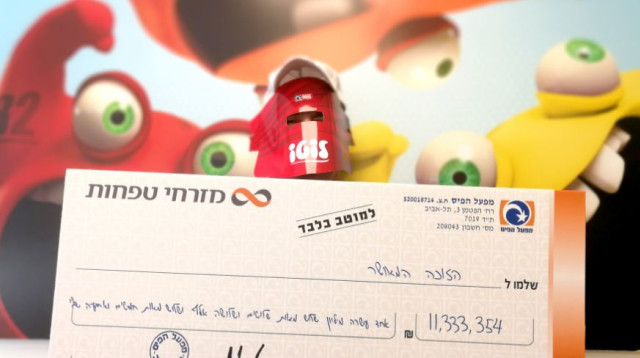הזוכה המאושר מצטלם עם הצ'ק  (צילום: דניאל שטרנהיים)