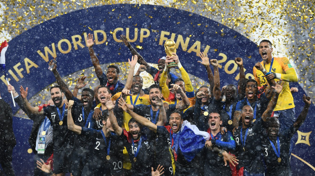 הנפת גביע המונדיאל (צילום: AFP)