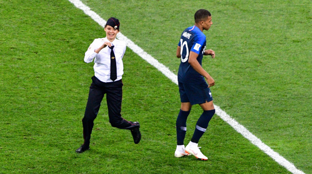 אחת הפורצות לכר הדשא בגמר המונדיאל (צילום: AFP)