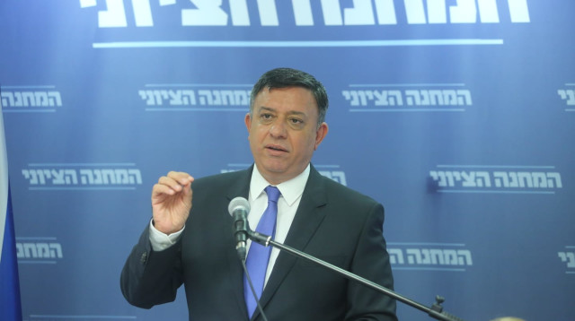 אבי גבאי נואם בישיבת סיעת המחנה הציוני (צילום: מרק ישראל סלם)