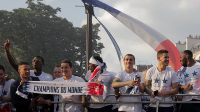 שחקני צרפת חוגגים בפריז (צילום: AFP)