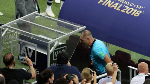 שופט וידאו VAR (צילום: Getty images)