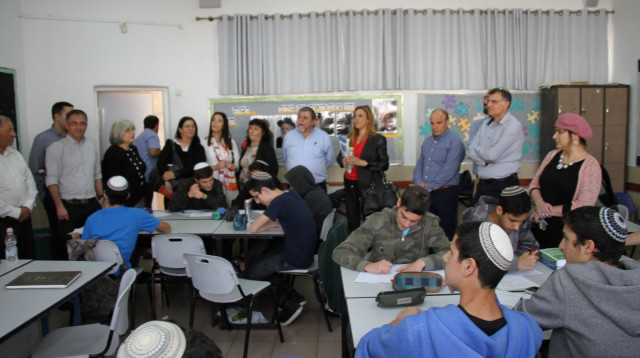 הנהלת משרד החינוך באחד ממוסדות "נעם-צביה" (צילום: צביה אשקלון)