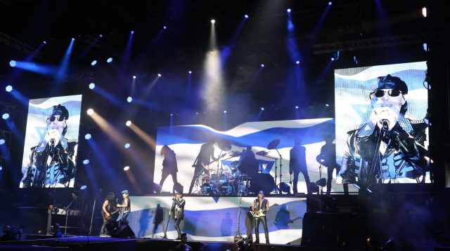 הסקורפיונס בהופעה (צילום: איציק בירן)