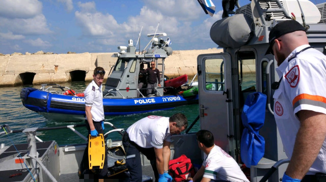 פעולות החייאה בגבר בן ה-62  (צילום: מד"א)