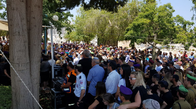 אלפים בהלווייתו של אביב לוי (צילום: אלון חכמון)