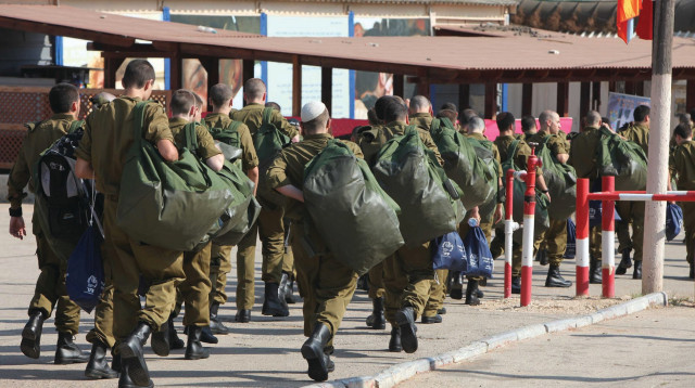 חיילים בבקו"ם (צילום: אלי דסה)