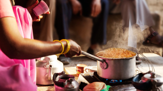 אישה מבשלת (צילום: אינג אימג')